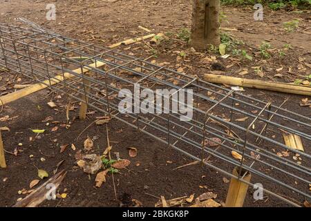 Verformter Stahl mit Stahldraht befestigt, Draht Truss Schema für die Herstellung von Strahlstrukturen. Konstruktion rebar Stahl Arbeit Bewehrung in Beton structu Stockfoto