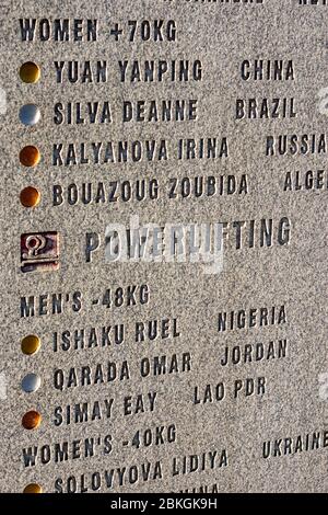 Peking / China - 20. Februar 2016: Namen der Medaillengewinner von Peking 2008 Sommer-Paralympische Spiele geschnitzt auf einer Wand im Olympischen Grün Park in Peking, Chi Stockfoto