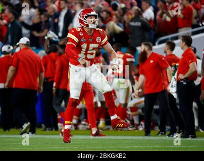 Miami Gardens, Florida, USA. Mai 2020. Kansas City Chiefs Quarterback PATRICK MAHOMES (15) feiert im vierten Quartal den Go-Ahead-Touchdown gegen die San Francisco 49ers im NFL Super Bowl LIV im Hard Rock Stadium.die Chiefs schlagen die 49ers 31-20. Kredit: Paul Kitagaki Jr./ZUMA Wire/Alamy Live News Stockfoto