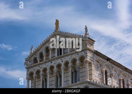 Details der Außenseite der Kathedrale von Pisa Cattedrale Metropolitana Primaziale di Santa Maria Assunta Duomo di Pisa in italienisch , Pisa, Toskana Stockfoto