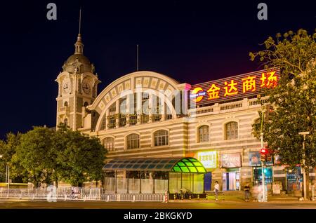 Peking / China - 24. Juni 2016: Nachtansicht des China Railway Museum, einem spezialisierten Museum der Eisenbahnen Chinas. Gegründet 1978, befindet es sich auf Stockfoto