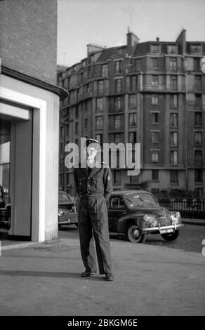 Ein französischer Soldat posiert auf einer Pariser Straße in Uniform und traditionellem Kepi-Hut, aufgenommen in den 1960er Jahren Stockfoto