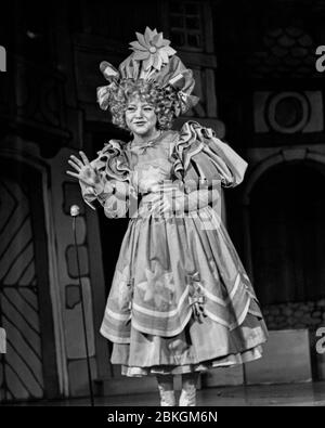 Die britische Schauspielerin Dora Bryan tritt 1973 als Dame Durden in der Pantomime Jack and the Beanstalk im Londoner Palladium auf Stockfoto