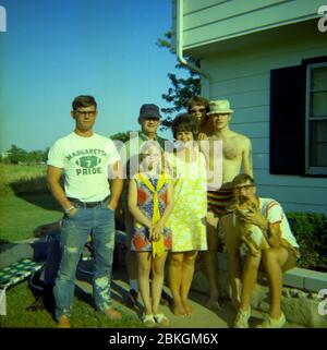 Eine amerikanische Familiengruppe posiert in den 1960er Jahren für ein Foto in der scheinbar Margaretta in Ohio Stockfoto