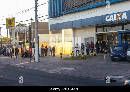 Porto Alegre, Brasilien. Mai 2020. Die Bundesäste der Caixa haben am Montag (4.) in Porto Alegre größere Warteschlangen Econômica den üblichen registriert. Quelle: Omar de Oliveira/FotoArena/Alamy Live News Stockfoto