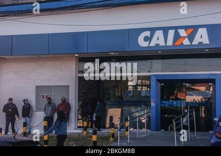 Porto Alegre, Brasilien. Mai 2020. Die Bundesäste der Caixa haben am Montag (4.) in Porto Alegre größere Warteschlangen Econômica den üblichen registriert. Quelle: Omar de Oliveira/FotoArena/Alamy Live News Stockfoto