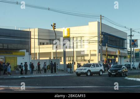 Porto Alegre, Brasilien. Mai 2020. Die Bundesäste der Caixa haben am Montag (4.) in Porto Alegre größere Warteschlangen Econômica den üblichen registriert. Quelle: Omar de Oliveira/FotoArena/Alamy Live News Stockfoto