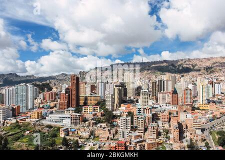 La Paz, Bolivien; Februar 12 2011: Panoramablick auf die Stadt La Paz aus dem Blickwinkel des Laikakota Parks Stockfoto