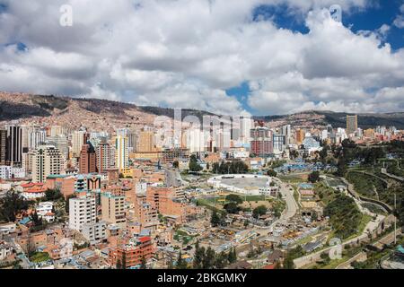 La Paz, Bolivien; Februar 12 2011: Panoramablick auf die Stadt La Paz aus dem Blickwinkel des Laikakota Parks Stockfoto