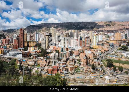 La Paz, Bolivien; Februar 12 2011: Panoramablick auf die Stadt La Paz aus dem Blickwinkel des Laikakota Parks Stockfoto