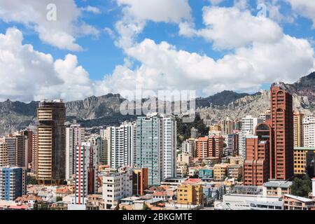 Panoramablick auf die Stadt La Paz vom Aussichtspunkt des Laikakota Parks Stockfoto