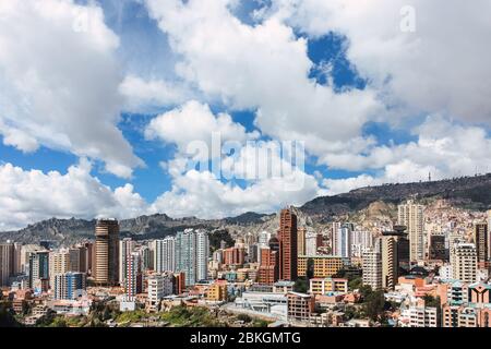 Panoramablick auf die Stadt La Paz vom Aussichtspunkt des Laikakota Parks Stockfoto
