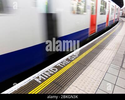 Achtung, Zwischenraum, Warnung in der Londoner u-Bahn Stockfoto