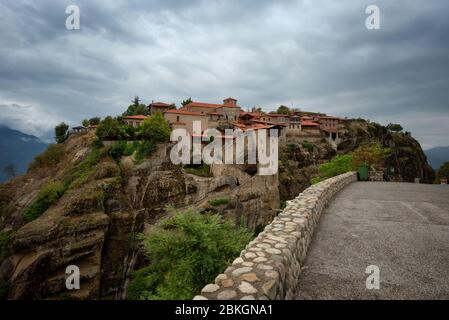 Großes Meteoron Kloster. Schöne Aussicht, alte traditionelle griechische Gebäude auf der Spitze der riesigen Steinsäule in Meteora, Ost-Orthodoxe Stockfoto