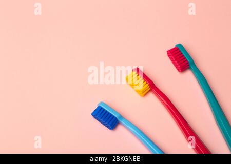 Gruppe von Öko Bambus Zahnbürsten, auf weißem Hintergrund. Andere Farbe