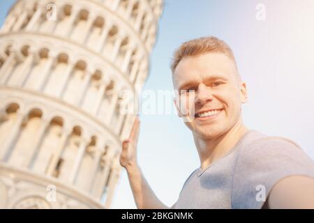 Reise Touristen Mann macht Selfie vor schiefen Turm Pisa, Italien. Stockfoto