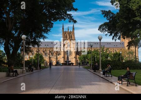 Sydney, Australien. Montag, 4. Mai 2020. Der Hyde Park im zentralen Geschäftsviertel von Sydney ist heute ziemlich leer. Die St. Mary's Cathedral von Elizabeth Street aus gesehen. Die neuen Regeln erlauben Gruppen von zwei Erwachsenen und ihren Kindern, andere Haushalte zu besuchen. Aufgrund der COVID-19-Pandemie ist die soziale Distanz immer noch sehr groß. Credit Paul Lovelace/Alamy Live News Stockfoto