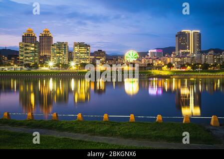 Skyline von Taipei am Fluss bei Nacht in taiwan Stockfoto