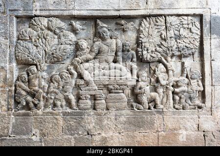 Bas-Relief einer sitzenden männlichen Figur im Mendut Tempel, Borobudur, Mageland, Jawa Tengah, Indonesien Stockfoto
