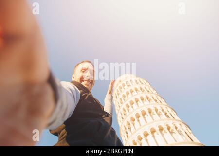Reise Touristen Mann macht Selfie vor schiefen Turm Pisa, Italien. Stockfoto
