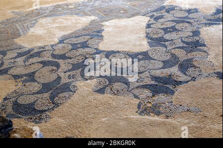 Blick auf einen Mosaikboden, römische Villa von Can Llauder (1.-3. Jh. AD). Detail von Tesseras. Archäologische Stätte in Mataró, Katalonien, Spanien. Stockfoto