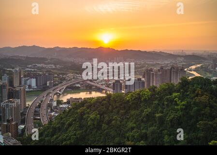 New Taipei mit der Autobahn in der Dämmerung Stockfoto