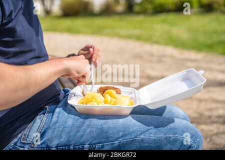 Essen zum Mitnehmen, in der Natur aus einer Polystyrol-Box erfrischt Stockfoto