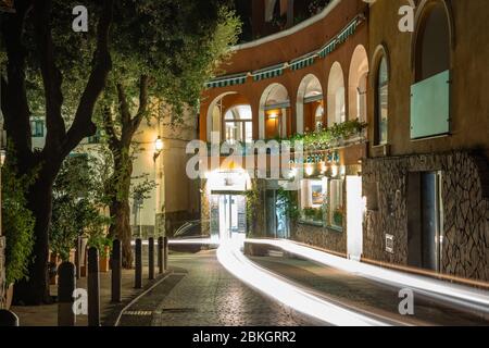 Positano, Italien - 1. November 2019: Schmale Straße in Positano bei Nacht Stockfoto