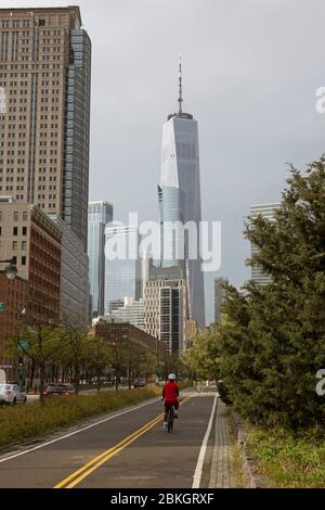 New York, USA, Mai 2020, Radweg entlang des Hudson River, der Hudson River Park, der während der Sperrung des Coronavirus in Richtung Freedom Tower führt. Stockfoto