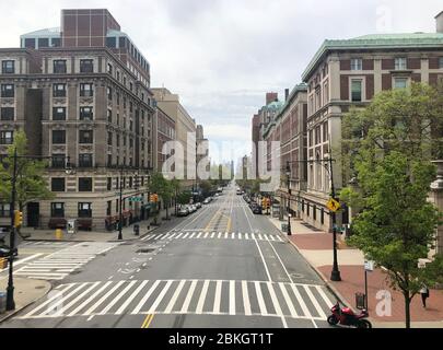 New York, USA, Mai 2020, Überblick über die Amsterdam Avenue von der Columbia University während der Coronavirsa-Sperre, die zu ruhigen Autobahnen führt. Stockfoto