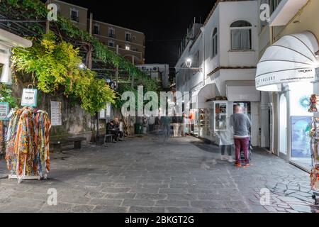 Positano, Italien - 1. November 2019: Schmale Straße in Positano bei Nacht Stockfoto