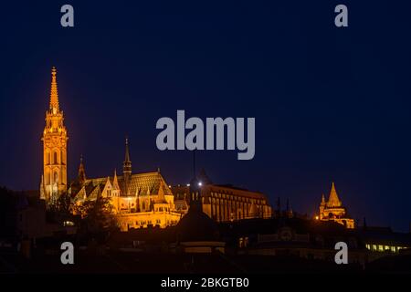 Beleuchtete Gebäude auf der Buda-Seite, Budapest, Mittelungarn, Ungarn Stockfoto