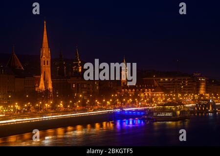 Beleuchtete Gebäude auf der Buda-Seite, Budapest, Mittelungarn, Ungarn Stockfoto