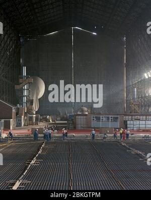 Gießen eines neuen Betonbodens im R101 Airship Hangar in Cardington, Bedford, Südostengland Stockfoto