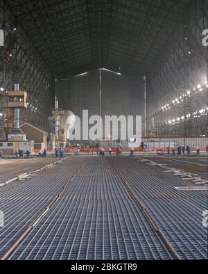 Gießen eines neuen Betonbodens im R101 Airship Hangar in Cardington, Bedford, Südostengland Stockfoto