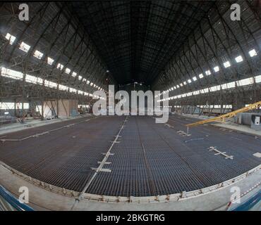 Gießen eines neuen Betonbodens im R101 Airship Hangar in Cardington, Bedford, Südostengland Stockfoto