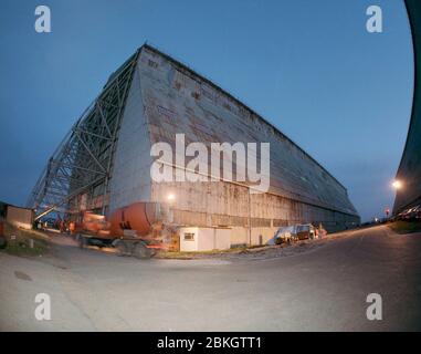 Gießen eines neuen Betonbodens im R101 Airship Hangar in Cardington, Bedford, Südostengland Stockfoto