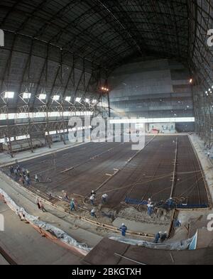 Gießen eines neuen Betonbodens im R101 Airship Hangar in Cardington, Bedford, Südostengland Stockfoto