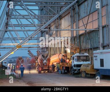 Gießen eines neuen Betonbodens im R101 Airship Hangar in Cardington, Bedford, Südostengland Stockfoto