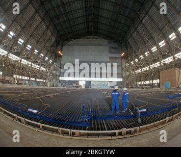 Gießen eines neuen Betonbodens im R101 Airship Hangar in Cardington, Bedford, Südostengland Stockfoto