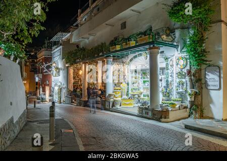 Positano, Italien - 1. November 2019: Schmale Straße in Positano bei Nacht Stockfoto