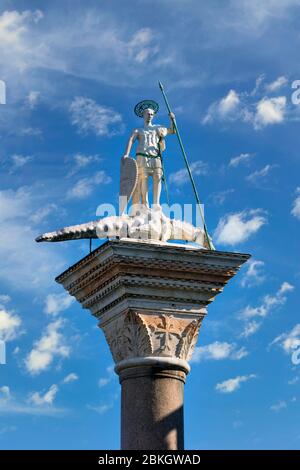 Venedig, Provinz Venedig, Region Venetien, Italien. Statue des heiligen Theodore auf Granitsäule in der Piazzetta. Er hat einen Speer in der Hand und seinen Foo Stockfoto