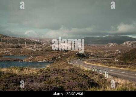 A838 Straße durch wilde Landschaft in den Nordwest Highlands von Schottland - Route 500 Stockfoto