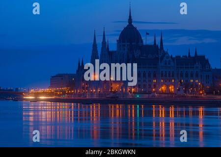 Ungarische Parlamentsgebäude in der Donau vor Sonnenaufgang, Budapest, Mittelungarn, Ungarn Stockfoto