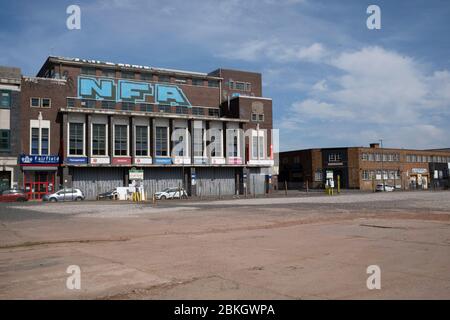 In Digbeth im Stadtzentrum, das meist voll mit Autos ist, wird am 15. April 2020 in Birmingham, England, Großbritannien, praktisch menschenleer. Coronavirus oder Covid-19 ist eine neue Atemwegserkrankung, die bisher beim Menschen nicht beobachtet wurde. Während ein Großteil oder Europa in die Blockierung gebracht wurde, hat die britische Regierung im Rahmen ihrer langfristigen Strategie strengere Regeln eingeführt, insbesondere die soziale Distanzierung. Stockfoto