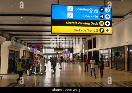 Südafrika, Western Cape, Gauteng, Johannesburg oder Tambo International Airport, Passagiere auf Abflugebene vor dem Check-in Stockfoto