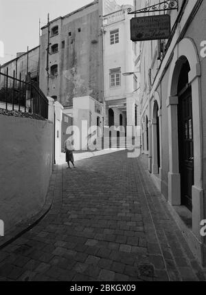 Straßenfotografie von Gibraltar 1999 mit einem einzigen kleinen Mädchen Stockfoto