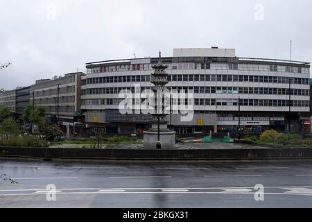 Die berühmte Pagode in der Nähe der Unterführung des Holloway Circus im Stadtzentrum von Birmingham, die an einem regnerischen Nachmittag am 28. April 2020 in Birmingham, England, Großbritannien, unter der Absperrung des Coronavirus praktisch verlassen ist. Die zweite Stadt der Briten befindet sich seit einigen Jahren im Umbauzustand, aber mit vielen veralteten architektonischen Überresten, die noch erhalten sind, erscheint die städtische Landschaft an einem grauen Tag wie eingefroren in der Zeit. Coronavirus oder Covid-19 ist eine neue Atemwegserkrankung, die bisher beim Menschen nicht beobachtet wurde. Während viel oder Europa in die Blockierung gebracht wurde, hat die britische Regierung Stockfoto