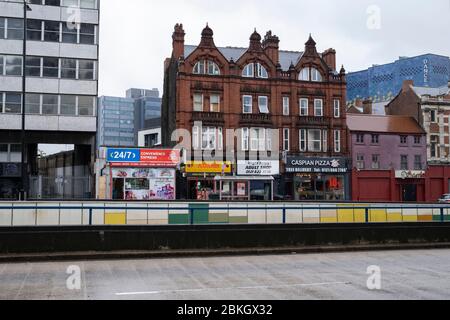 Leere A38 Bristol Street-Untertasse am Holloway Circus im Stadtzentrum von Birmingham, der an einem regnerischen Nachmittag am 28. April 2020 in Birmingham, England, Großbritannien, unter der Sperrung des Coronavirus praktisch verlassen ist. Die zweite Stadt der Briten befindet sich seit einigen Jahren im Umbauzustand, aber mit vielen veralteten architektonischen Überresten, die noch erhalten sind, erscheint die städtische Landschaft an einem grauen Tag wie eingefroren in der Zeit. Coronavirus oder Covid-19 ist eine neue Atemwegserkrankung, die bisher beim Menschen nicht beobachtet wurde. Während viel oder Europa in die Blockierung gebracht wurde, hat die britische Regierung gesetzt Stockfoto