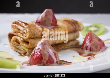 Leckere Pfannkuchen mit Beeren und Schokolade Splash Stockfoto